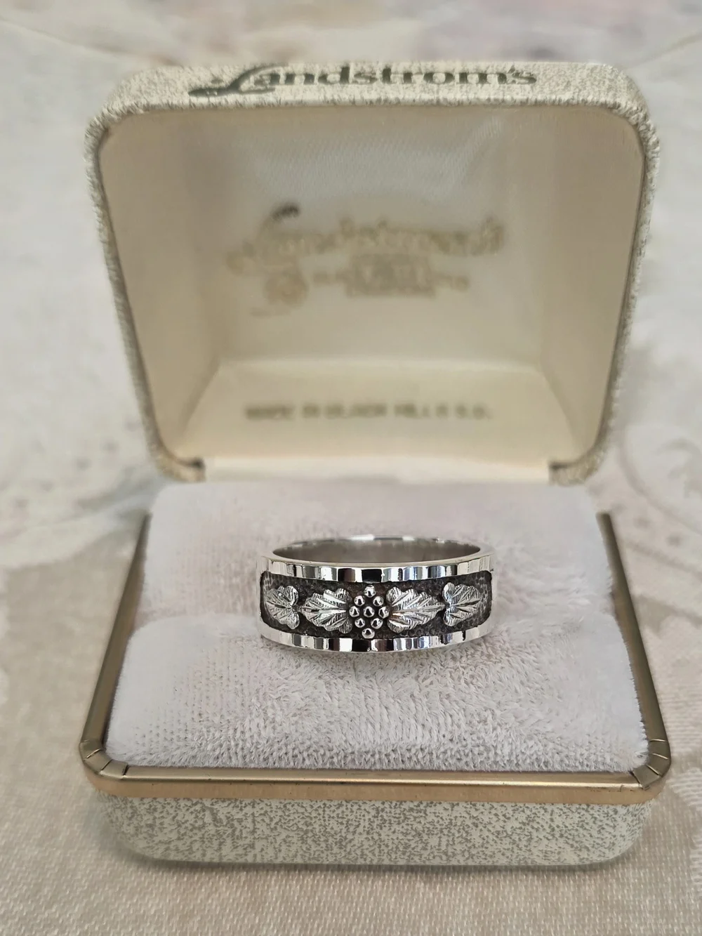 Vintage Authentic Landstrom's Black Hills Solid Sterling Silver Grape Leaf Band